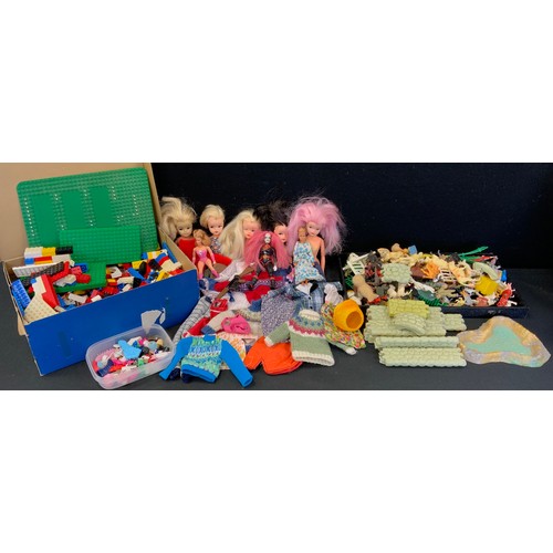 317 - Toys - Dolls, Sindy etc inc 033055X, (x5) blond, pink and black hair examples,  assorted clothing an... 