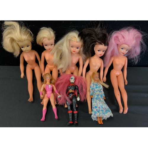 317 - Toys - Dolls, Sindy etc inc 033055X, (x5) blond, pink and black hair examples,  assorted clothing an... 