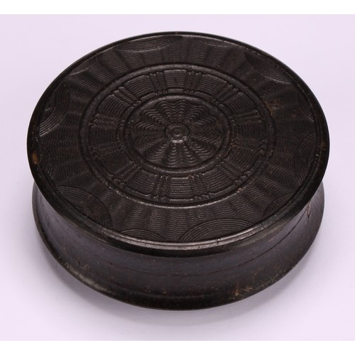 43 - An early 19th century pressed horn waisted circular snuff box, the push-fitting cover decorated in p... 