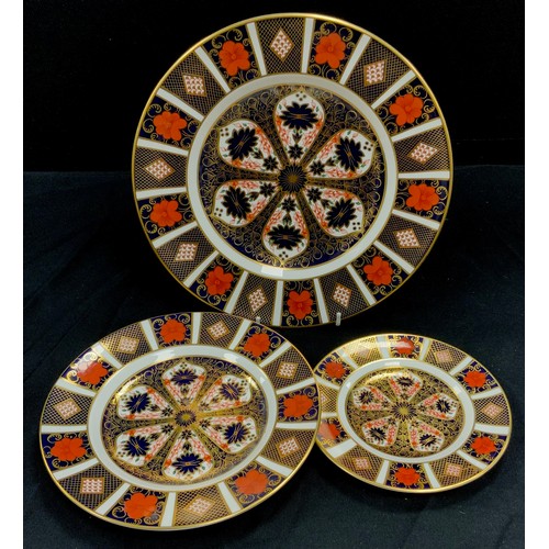 4 - Three graduated Royal Crown Derby 1128 pattern plates, large one, 27cm dia, medium 22cm dia, other s... 