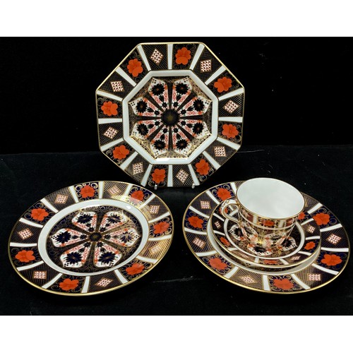 11 - Royal Crown Derby - 1128 Imari hexagonal plate, 22.5cm wide, pair of circular plates 22cm diameter, ... 