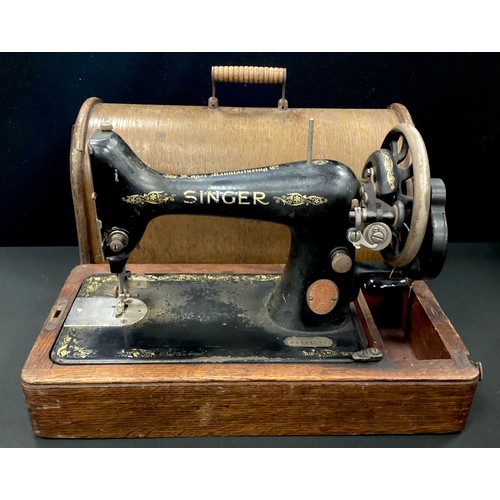 29 - A Singer hand crank sewing machine, reg.no F6121599, cased