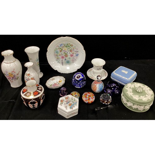52 - Ceramics & Glass - Royal Crown Derby 1128 imari mallet vase, (seconds) posies vases, trinket dish,  ... 