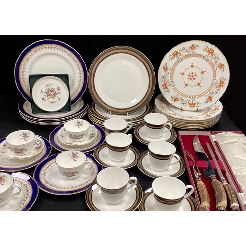 95 - A set of eight Royal Worcester ‘Chamberlain’ pattern dinner plates designed for the Prince Regent; R... 