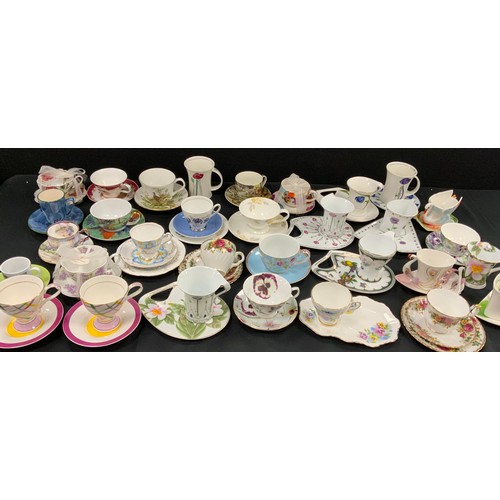 99 - A quantity of floral and patterned tea cups and saucers including; The Leonardo Collection, continen... 