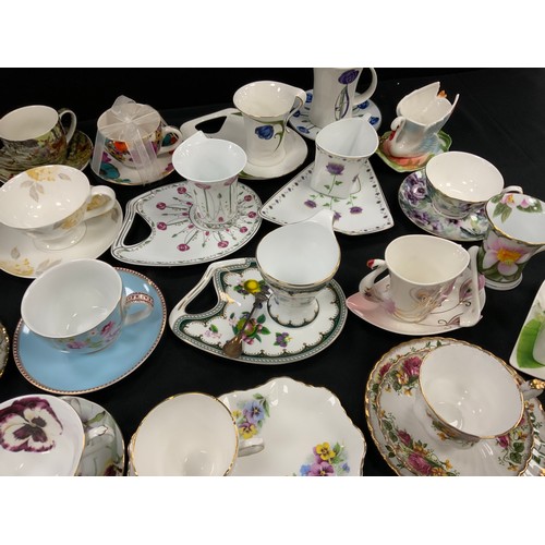 99 - A quantity of floral and patterned tea cups and saucers including; The Leonardo Collection, continen... 