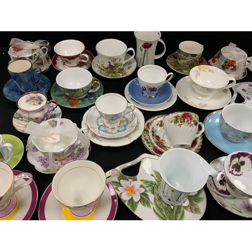 99 - A quantity of floral and patterned tea cups and saucers including; The Leonardo Collection, continen... 