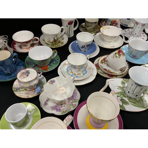 99 - A quantity of floral and patterned tea cups and saucers including; The Leonardo Collection, continen... 