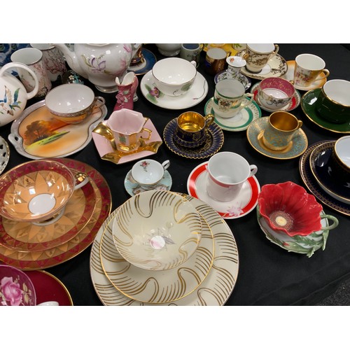 99 - A quantity of floral and patterned tea cups and saucers including; The Leonardo Collection, continen... 