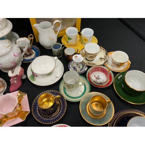 99 - A quantity of floral and patterned tea cups and saucers including; The Leonardo Collection, continen... 