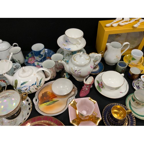 99 - A quantity of floral and patterned tea cups and saucers including; The Leonardo Collection, continen... 