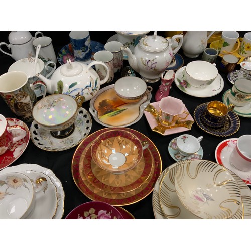 99 - A quantity of floral and patterned tea cups and saucers including; The Leonardo Collection, continen... 