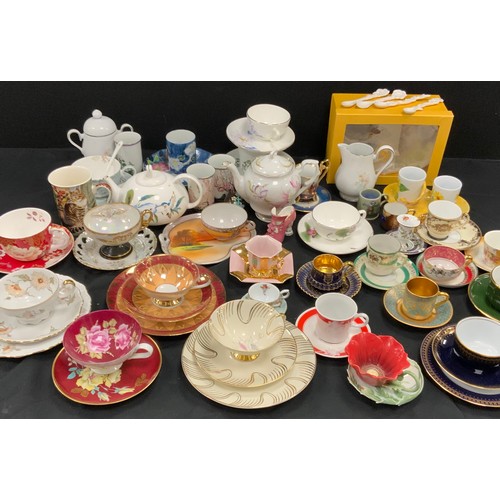 99 - A quantity of floral and patterned tea cups and saucers including; The Leonardo Collection, continen... 