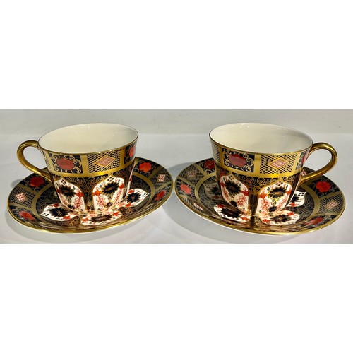 42 - A pair of Royal Crown Derby 1128 Old Imari pattern teacups and saucers, solid gold band, first quali... 