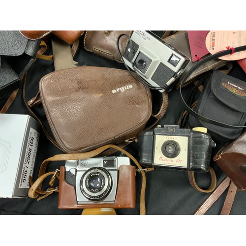 228 - Cameras and Equipment - Yashica Electro 35, Yashica Lynx - 1000, Autoset 624 EE, Kodak Brownie 127, ... 