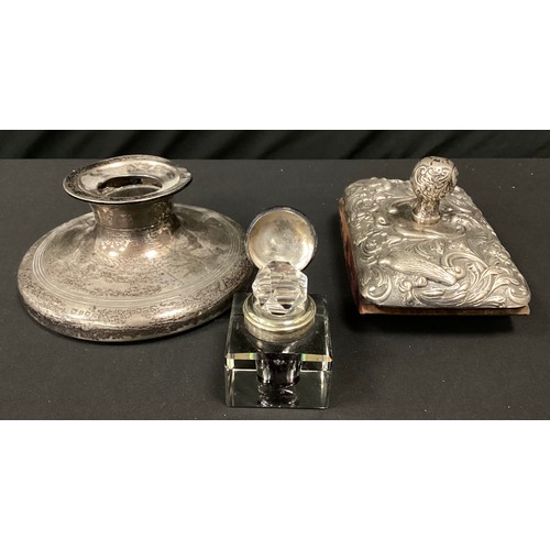 249 - An Edwardian silver mounted desk roller, William Comyns & Sons, London 1900;  inkwell, Birmingham 19... 