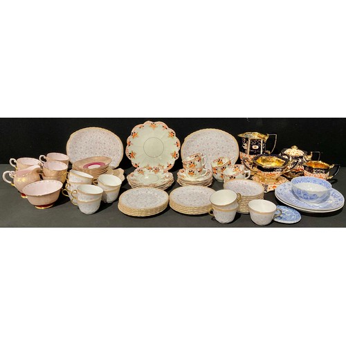 77 - A Tuscan China tea service for six, comprising cake plate, side plates, cream jug, sugar bowl, cups ... 