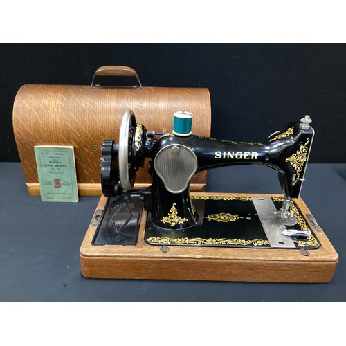 199A - Singer hand crank sewing machine, Reg.no. EN560039,cased