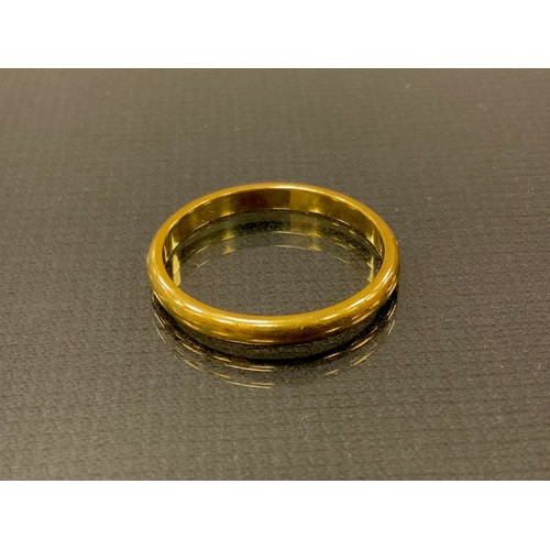 291 - A 22ct gold wedding band, size X, 5g.