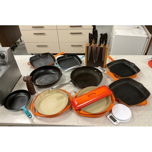 169 - Kitchen and cookery equipment - two Le Creuset frying pans, gridle pan, dishes, Denby frying pan, kn... 