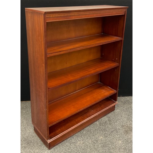 122A - A mahogany open bookcase, 116.5cm high x 91.5cm wide x 28cm deep.