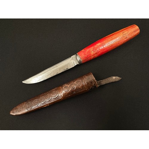 2073 - Finnish Puukko Knife with single edged blade 100 mm in length. No makers marks. Red wood handle. Ove... 