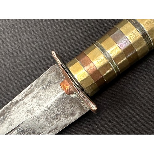 2076 - Dagger with curved double edged fullered blade 314mm in length. Decorative grip made from brass, cop... 