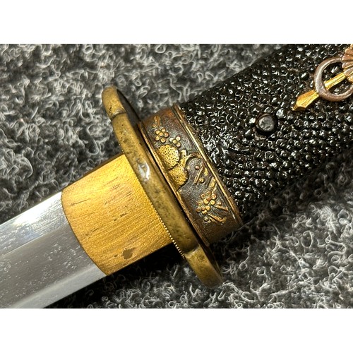 2091 - Japanese Tanto Sword with single edged blade 330mm in length. Visible straight Hamon line. Tang is s... 