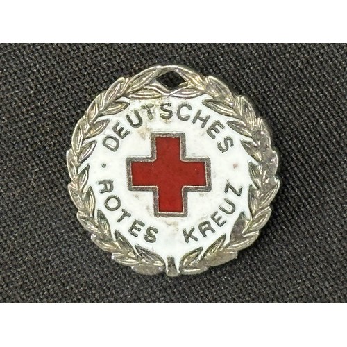 2127 - WW1 Imperial German Nurse Red Cross Enamelled Cap Cockade, plus a WW1 photo postcard of a DRK Nurse ... 