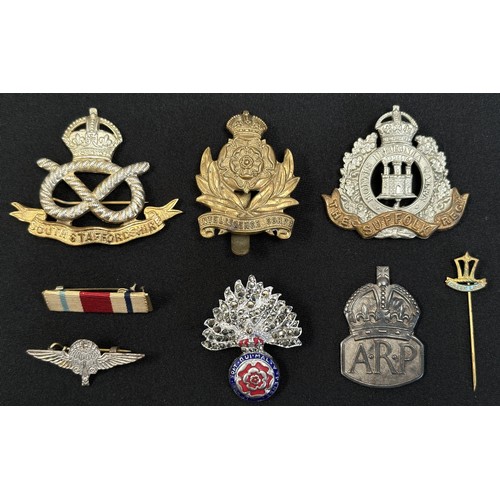 2268 - WW2 British Cap Badges and Sweetheart badges belonging to Major Guy Lechmere Blacklidge, killed in a... 