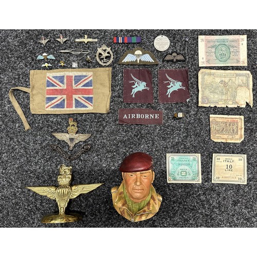 2274 - WW2 British Parachute Regiment insignia to include wartime parachute wings, printed Pegasus and Airb... 