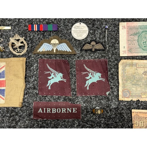 2274 - WW2 British Parachute Regiment insignia to include wartime parachute wings, printed Pegasus and Airb... 