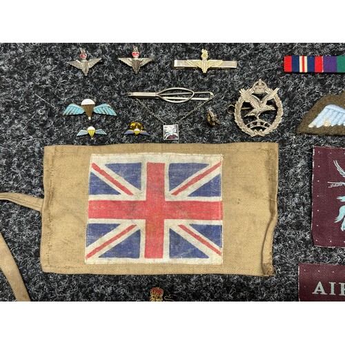 2274 - WW2 British Parachute Regiment insignia to include wartime parachute wings, printed Pegasus and Airb... 