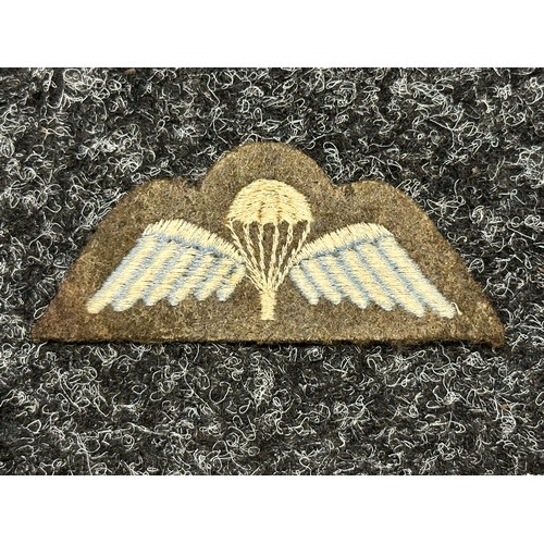 2274 - WW2 British Parachute Regiment insignia to include wartime parachute wings, printed Pegasus and Airb... 