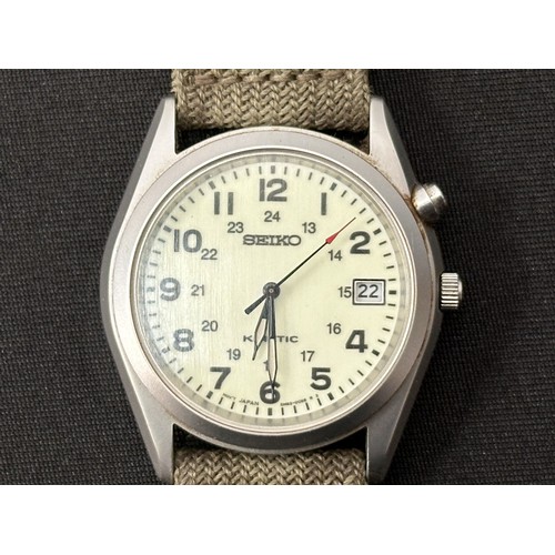 2299 - Seiko Kinentic Model 5M62 Military Issue Wristwatch serial number 3D1148. Luminous dial with 12 and ... 