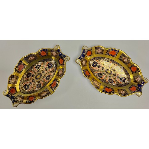 23 - A pair of Royal Crown Derby Imari palette 1128 pattern oval trinket dishes, solid gold band, second ... 