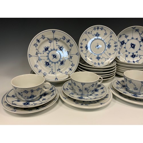 367 - An extensive Royal Copenhagen porcelain Musselmalet pattern blue and white part table service inc tw... 