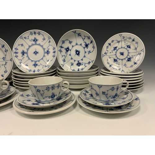 367 - An extensive Royal Copenhagen porcelain Musselmalet pattern blue and white part table service inc tw... 