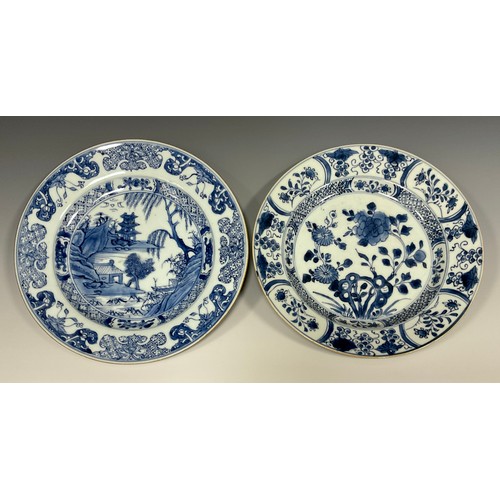 431 - An 18th century blue and white Chinese plate, decorated with flowering peonies and chrysanthemums, 2... 