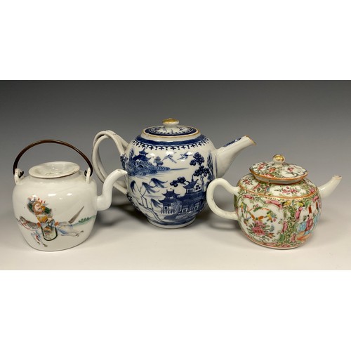 404 - A Chinese globular blue and white teapot, Qing Dynasty, probably Quanlong Period (1736-1796), decora... 