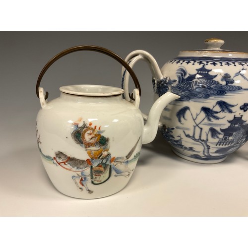 404 - A Chinese globular blue and white teapot, Qing Dynasty, probably Quanlong Period (1736-1796), decora... 