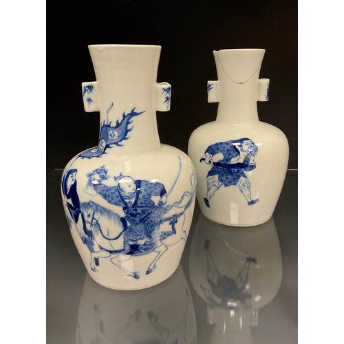 426 - A pair of Chinese Kangxi type blue and white arrow vases, decorated in under glazed blue with depict... 