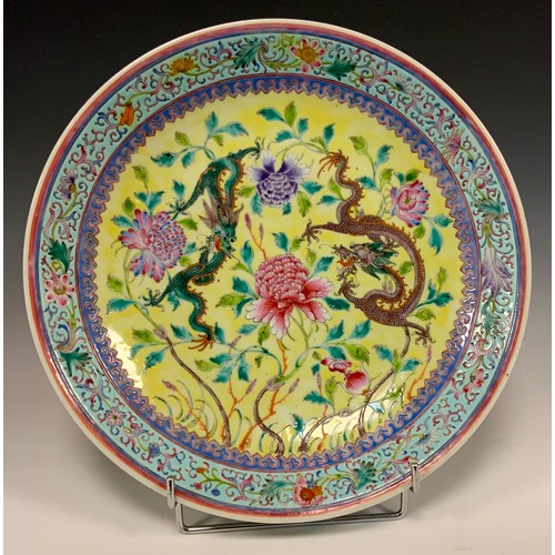 407 - A Chinese Republic period porcelain charger, decorated with Dragons and chrysanthemums, yellow groun... 