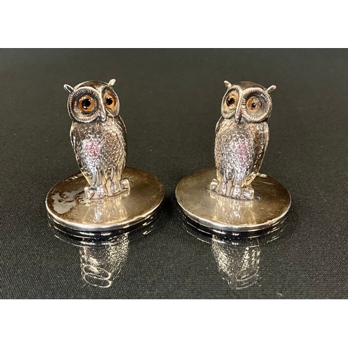 59 - A pair of George V novelty silver owl menu holders, realistically modelled with glass eyes, on plain... 