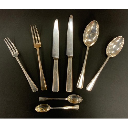 126 - A Roberts & Belk Romney plate silver plated Canteen for twelve, including  carving knife, fork and s... 