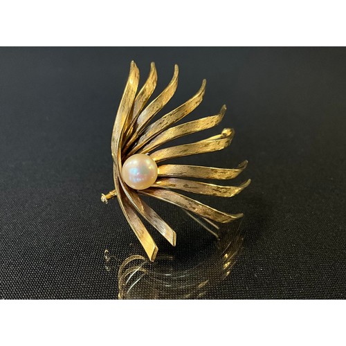 184 - A cultured pearl and 14ct gold 1970s fan spray brooch, eleven ribbon fronds, stamped 585, 4.2cm wide... 