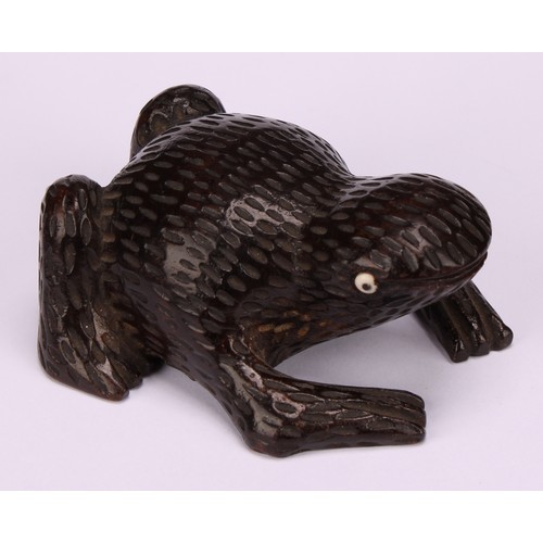 642 - Snuff - A 19th century novelty treen snuff box, chip carved as a toad, bone eyes, hinged cover to ba... 