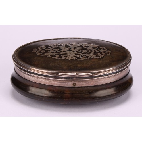 652 - Snuff - a late 18th/early 19th century silver coloured metal and tortoiseshell oval snuff box, the c... 