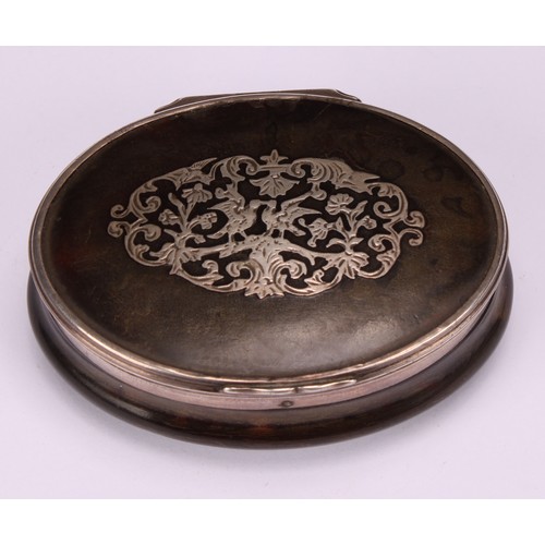 652 - Snuff - a late 18th/early 19th century silver coloured metal and tortoiseshell oval snuff box, the c... 