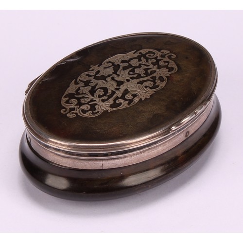 652 - Snuff - a late 18th/early 19th century silver coloured metal and tortoiseshell oval snuff box, the c... 